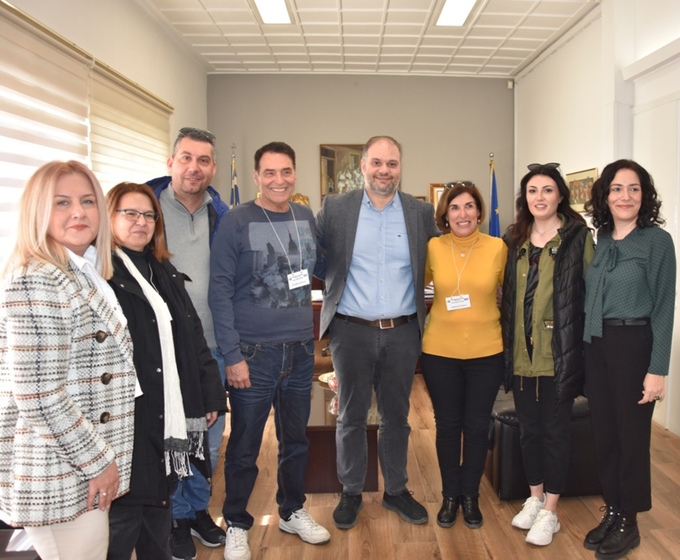 Φωτογραφία Επίσκεψη Μουσικοχορευτικού Συλλόγου από την Νάουσα Πάρου στον Δήμαρχο Νάουσας